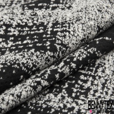 Maille gaufrée motif quadrillage indigo fond noir